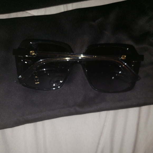 GUCCI OVERSIZED SUNGLASSES - Picture 2 of 6